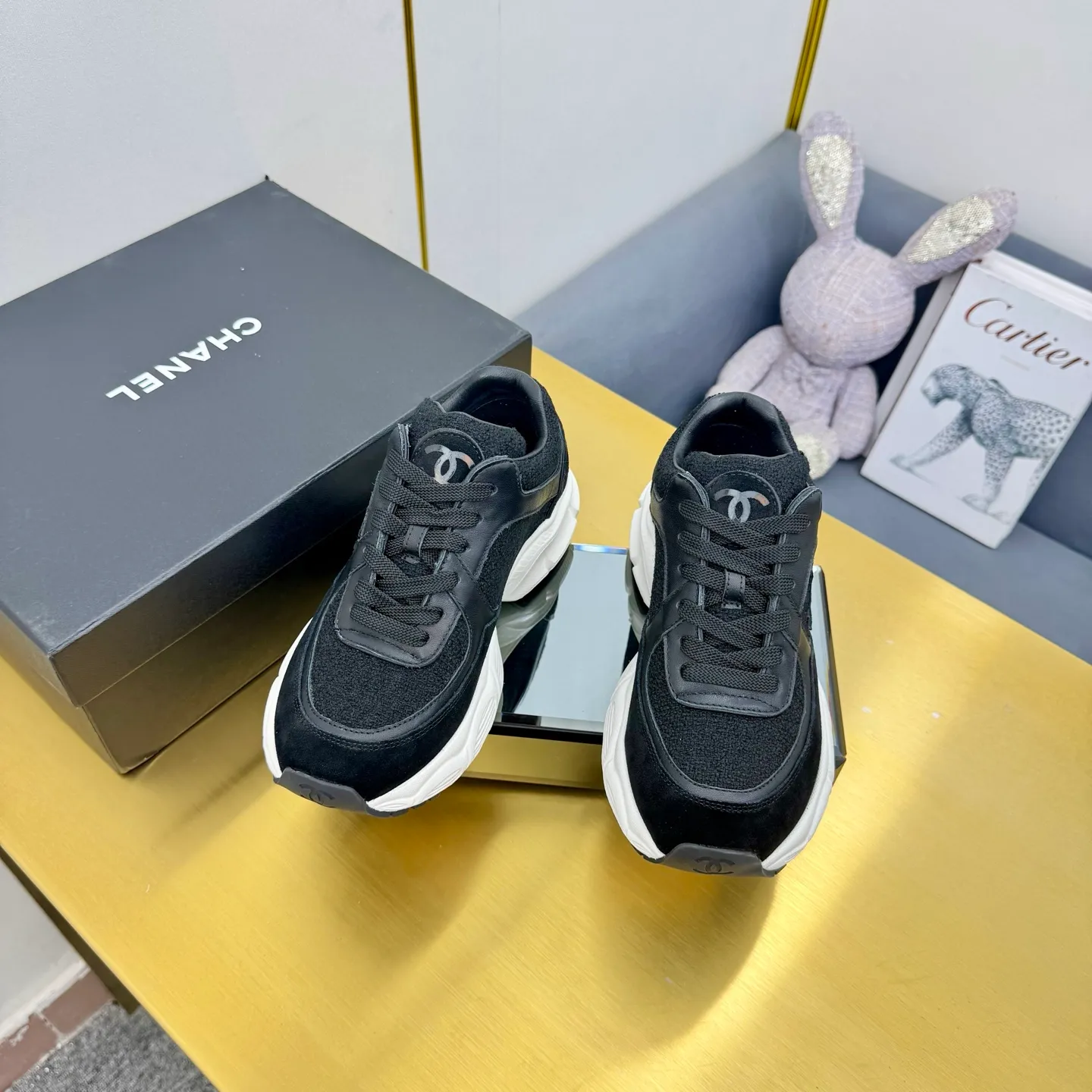 p700🐮🐮Upgraded version, upgraded version, upgraded version! No rebuttal accepted! ! ! ! Chanel Chanel dad shoes, couples' model for men and women - 2025 top casual sneakers in the counter. This classic design; the upper is electro-embroidered with various techniques; ❷The inner lining is made of: original Yangli + net ❸The outsole is based on: the original TPU combination outsole. The full set of boutique packaging for women 35–41